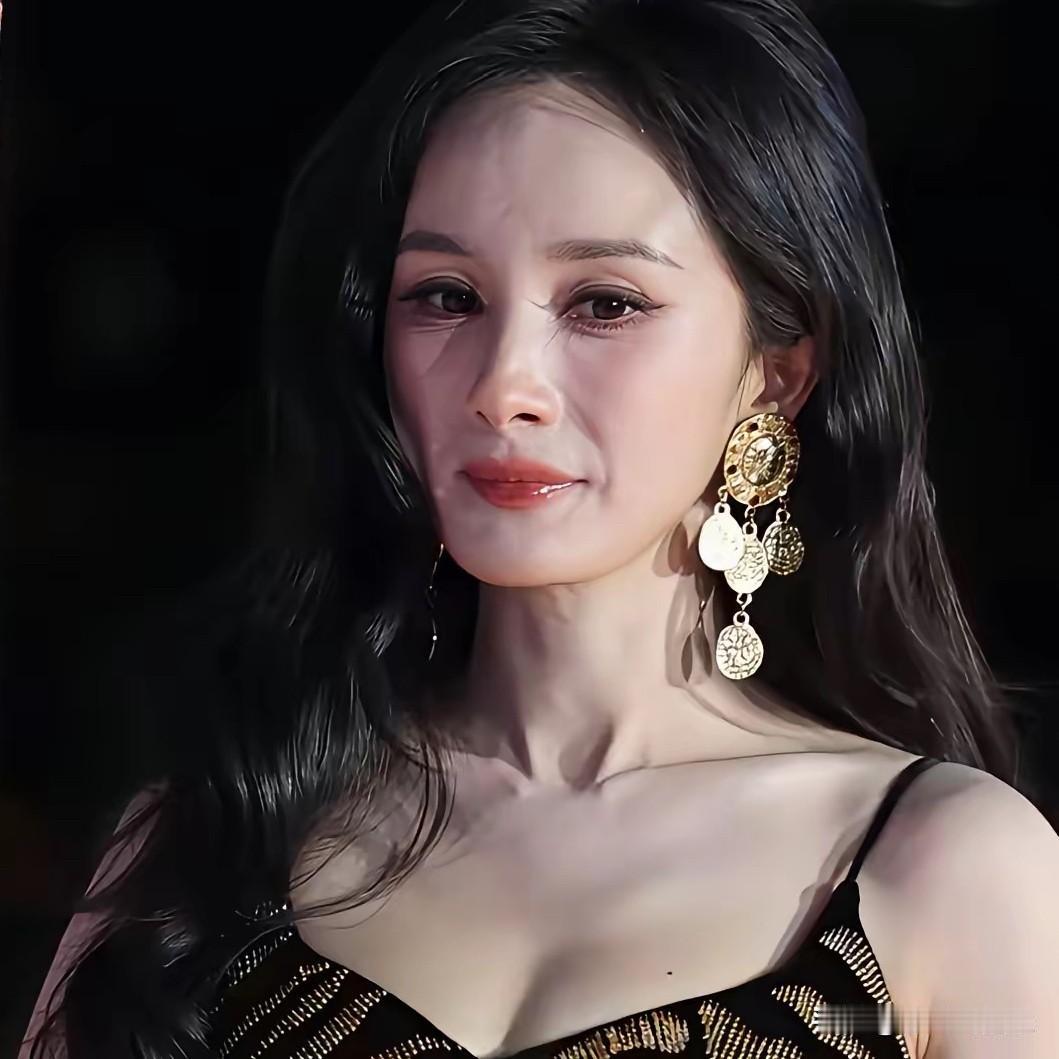 奉劝大家一句，千万不要被杨幂的少女感骗了，她根本不是大家看到的那样，实