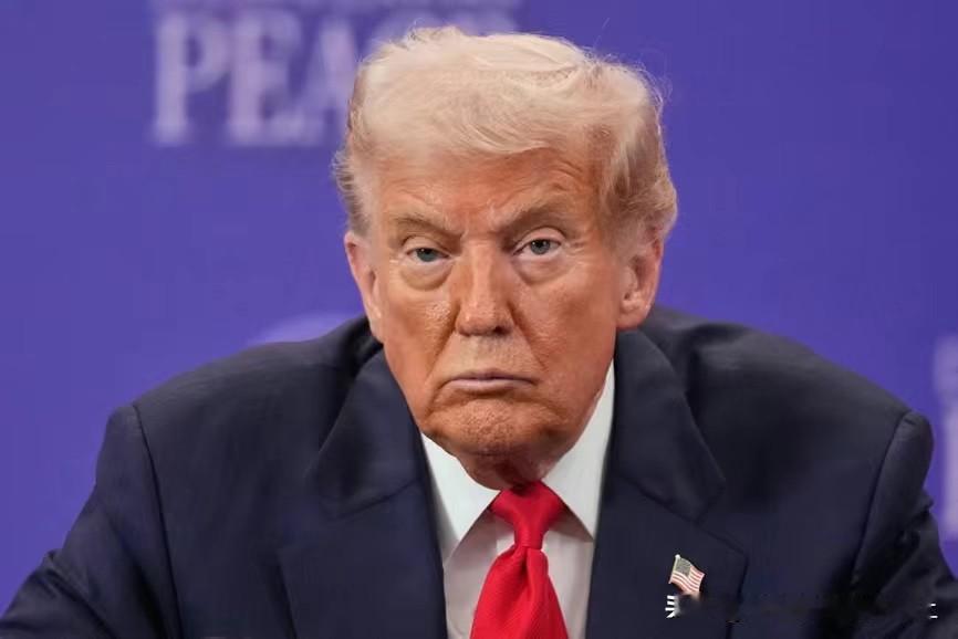 现在西方世界要瓦解了。而很多人跟你说，美国抢格陵兰岛是冲着中国来的。明显