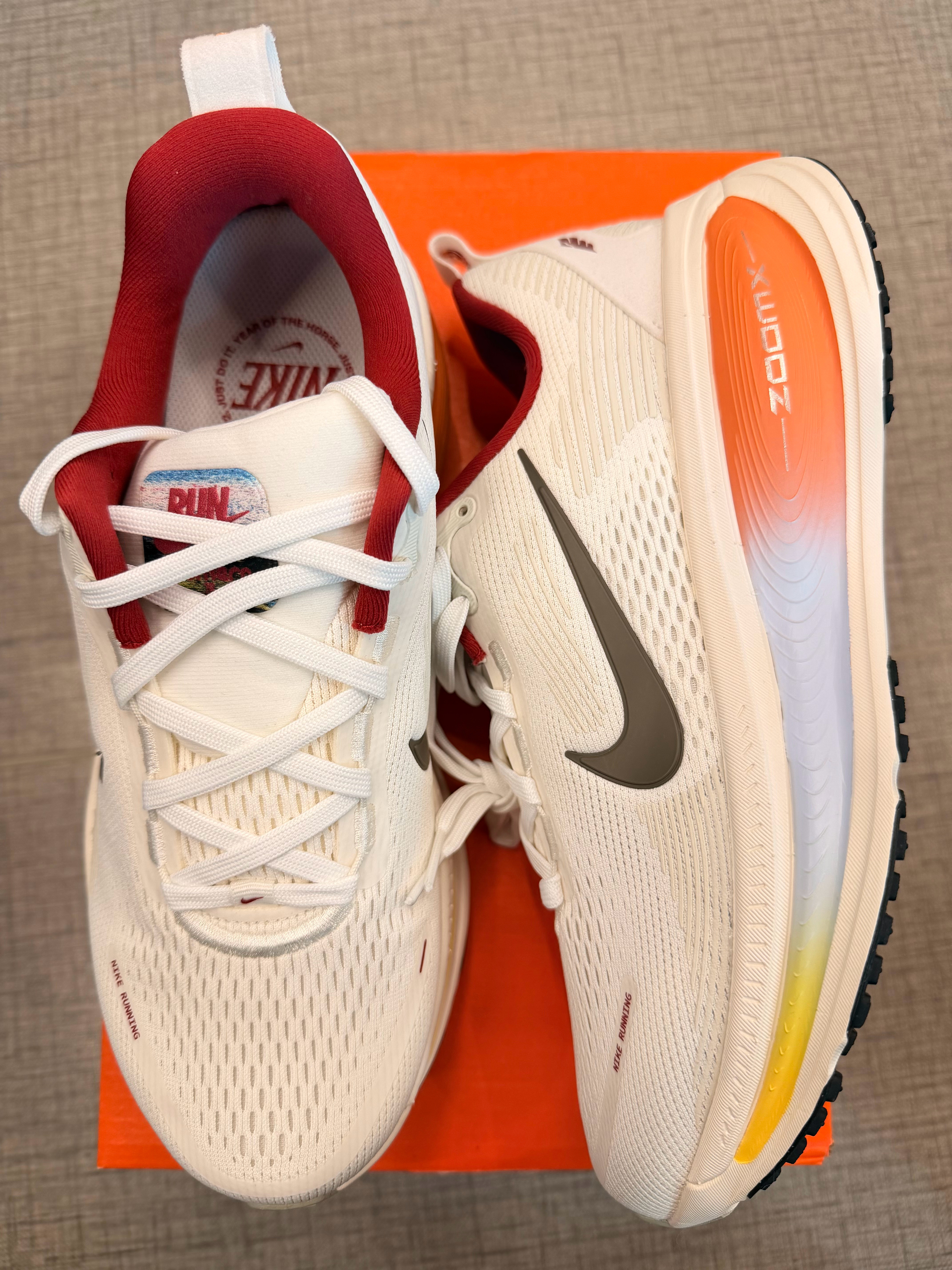 今天收到了Nike的马年新春大礼包，运动水壶、衣物包、头巾、红包、新年贺卡，每一