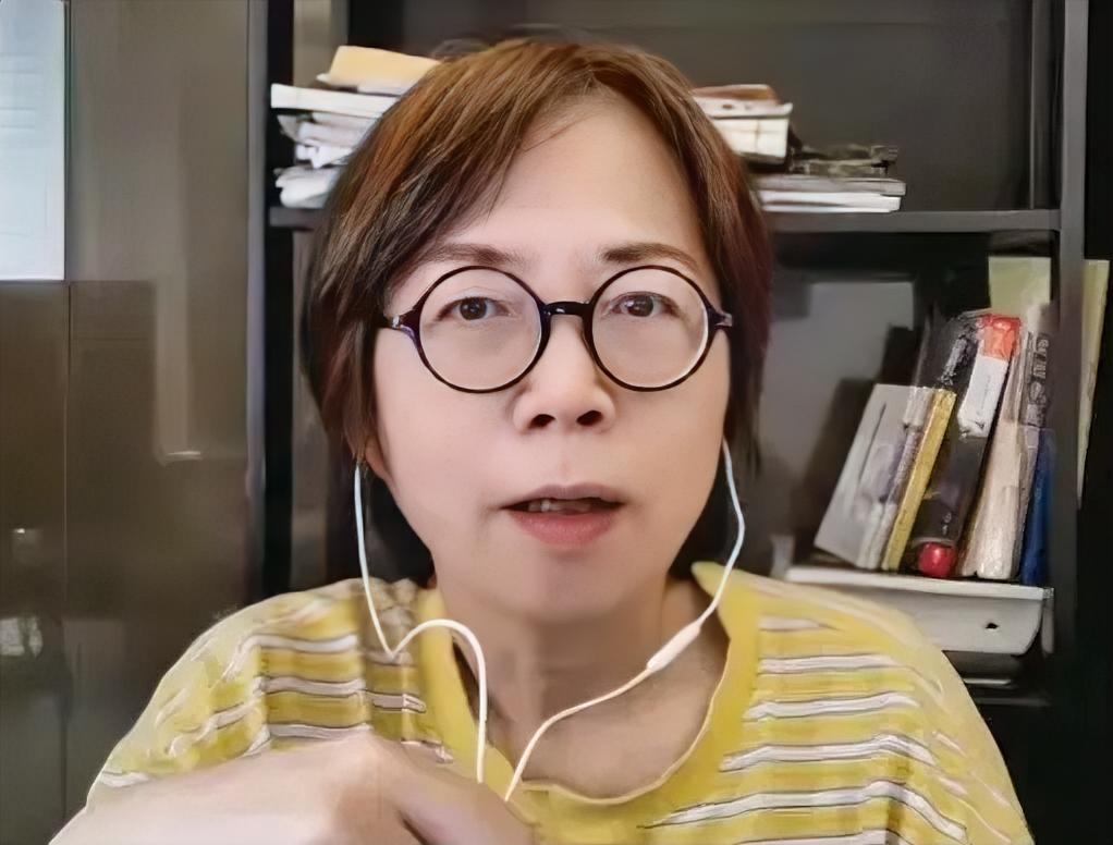 台湾名嘴黄智贤9月1日回应网友质疑，称有人说黄智贤你以前都骂民进党，为什么现在都