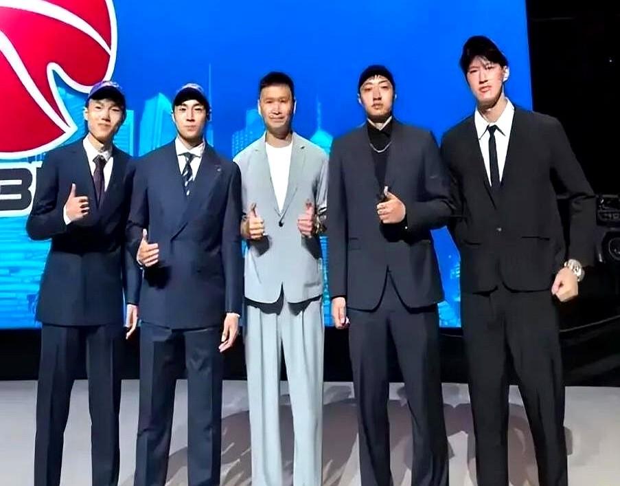 四川金强这波操作，直接把CBA小俱乐部的“生存绝境”摆到台面上了！现在网上吵