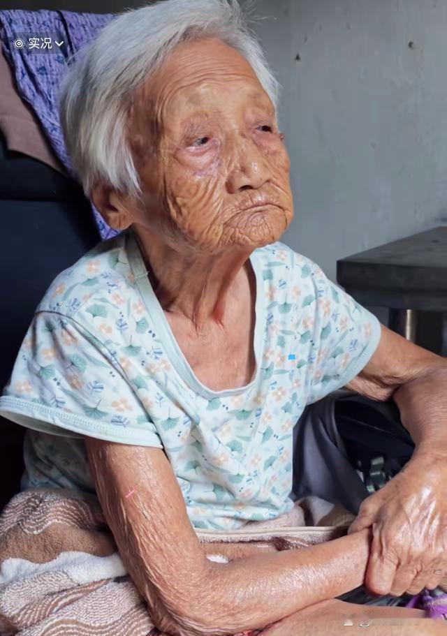 我奶奶就是这样，熬走了我爸。如今亲戚谁都不肯接手，我干脆把人送进了养老院。老太