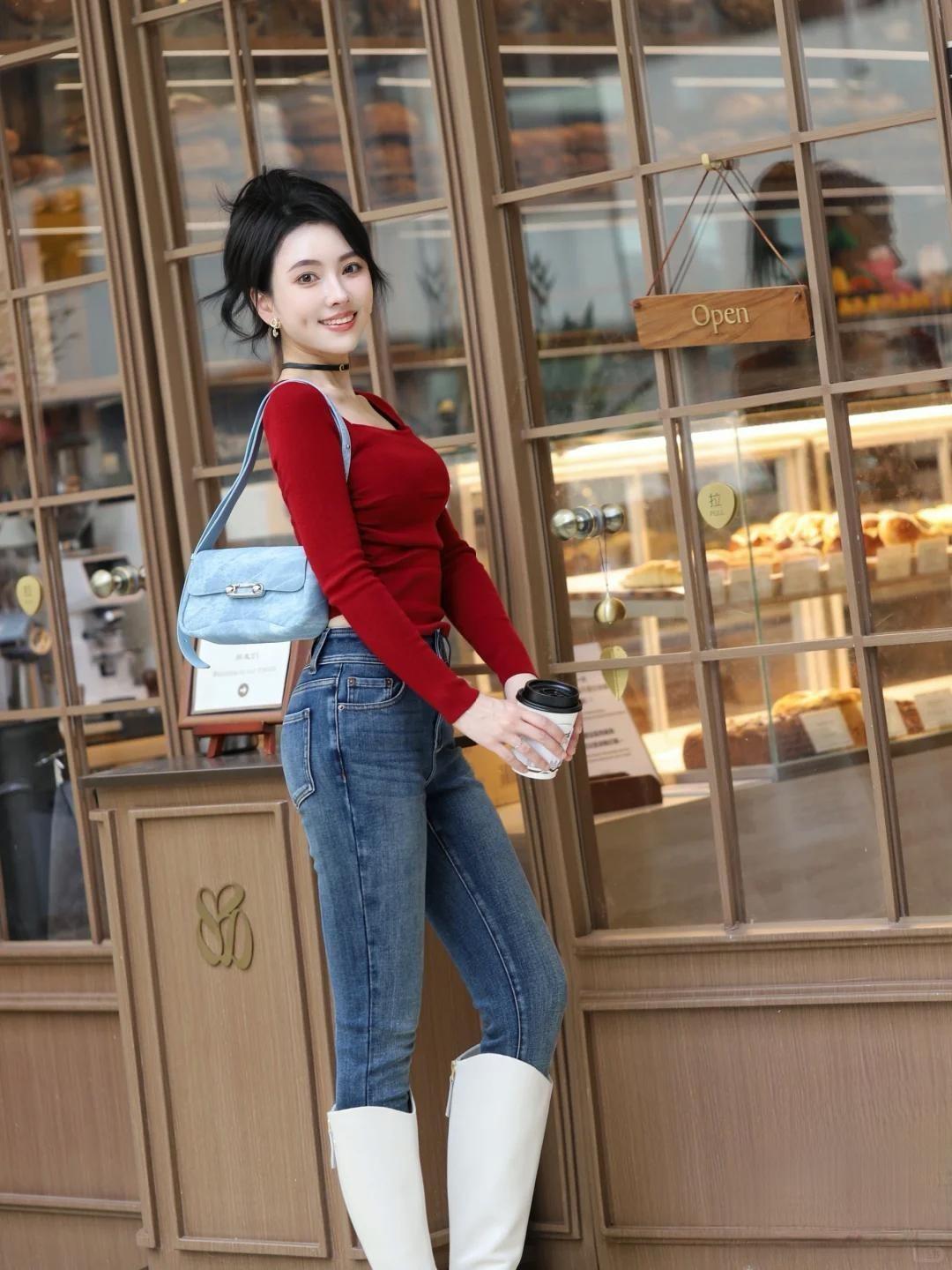 笑语盈盈暗香来，轻倚窗前赏花开。