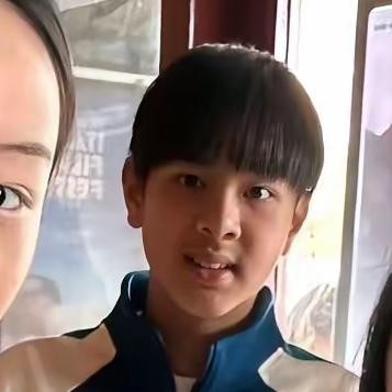 同样是吴尊家里出来的孩子，14岁的NeiNei和11岁的Max同框，画风简直不像生活在同一个图层。姐