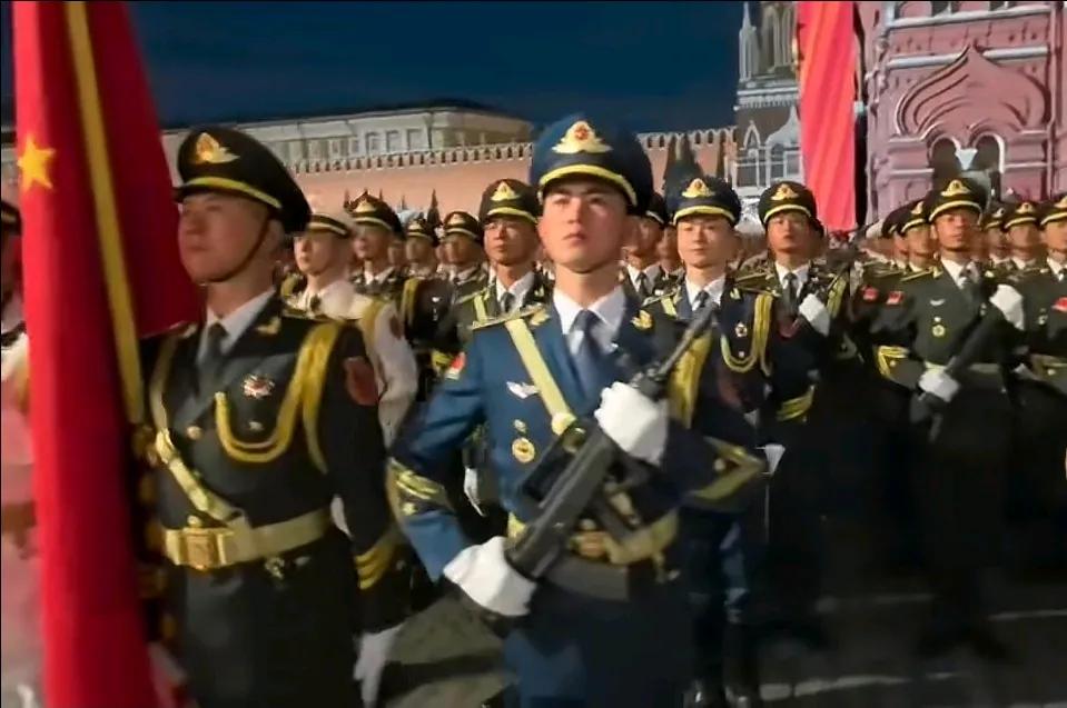 撼山易，撼解放军难！在阅兵场上，遇到这支军队，最多只是丢人。在战场上，遇到这