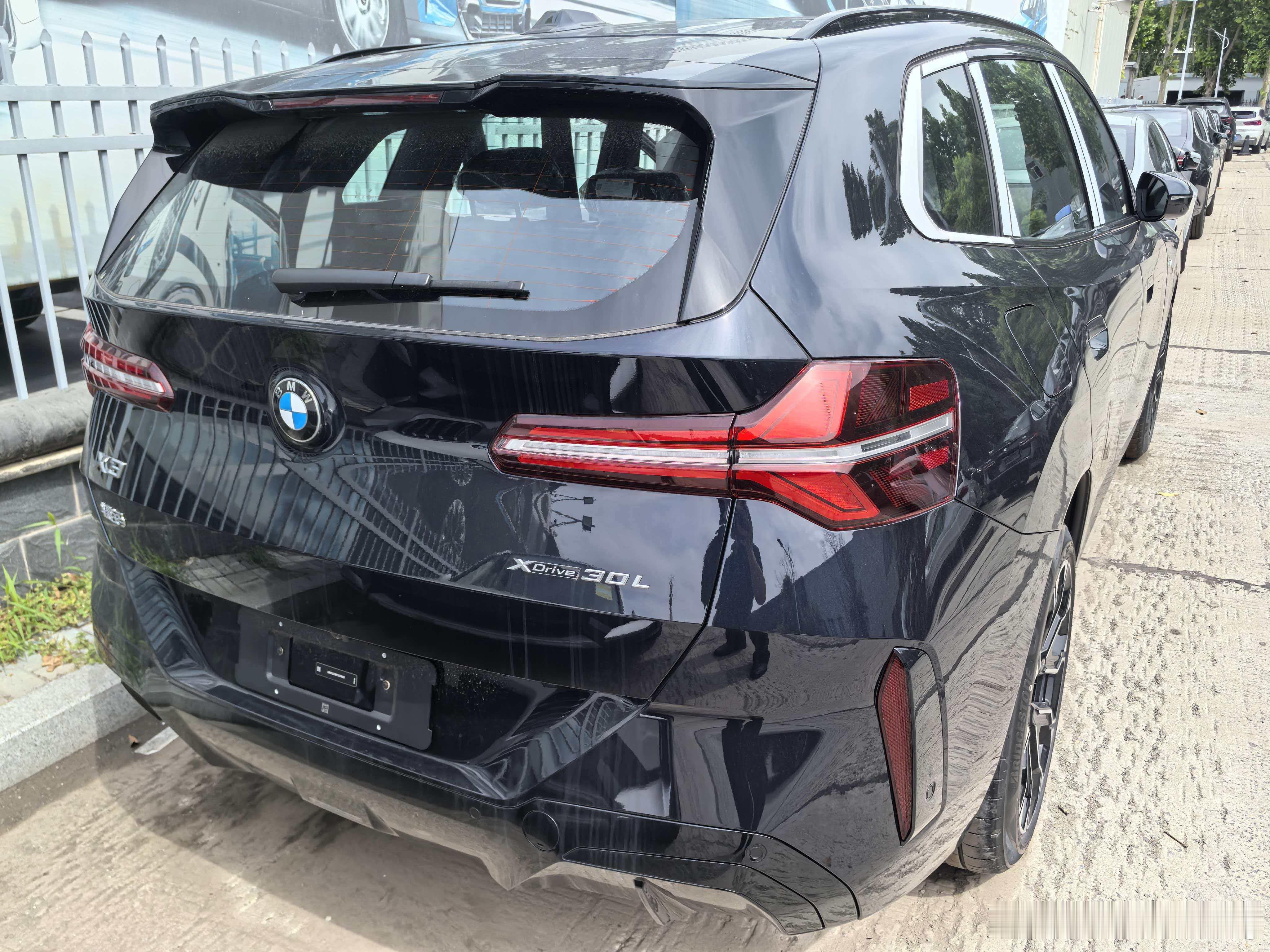 宝马X330领先炭黑棕内老客户提车，很多年前买的S90这次换一台宝马试