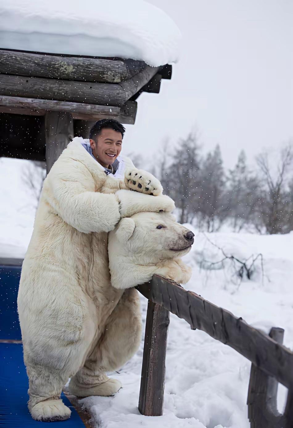 谢霆锋身穿北极熊套装在哈尔滨滑雪。不得不佩服谢霆锋这颜值，穿上这样厚重臃肿的北极
