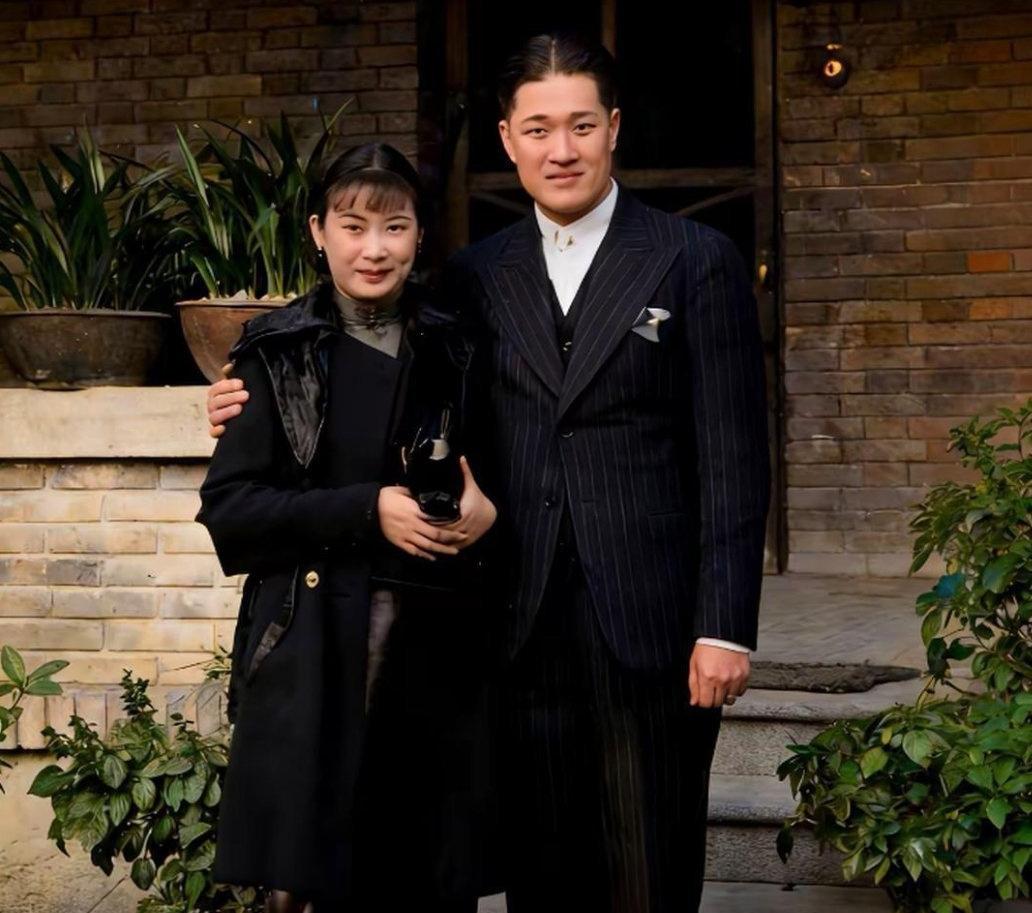 1936年，胡蝶与丈夫潘有声回乡省亲的一张合影，引出一段流传多年的民国轶事。坊间