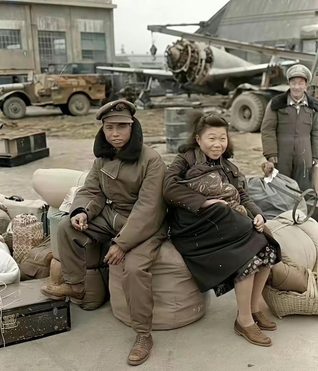 1949年，即将从大陆逃跑的国民党士兵，带着他的家人留下的合影历史记录显示，