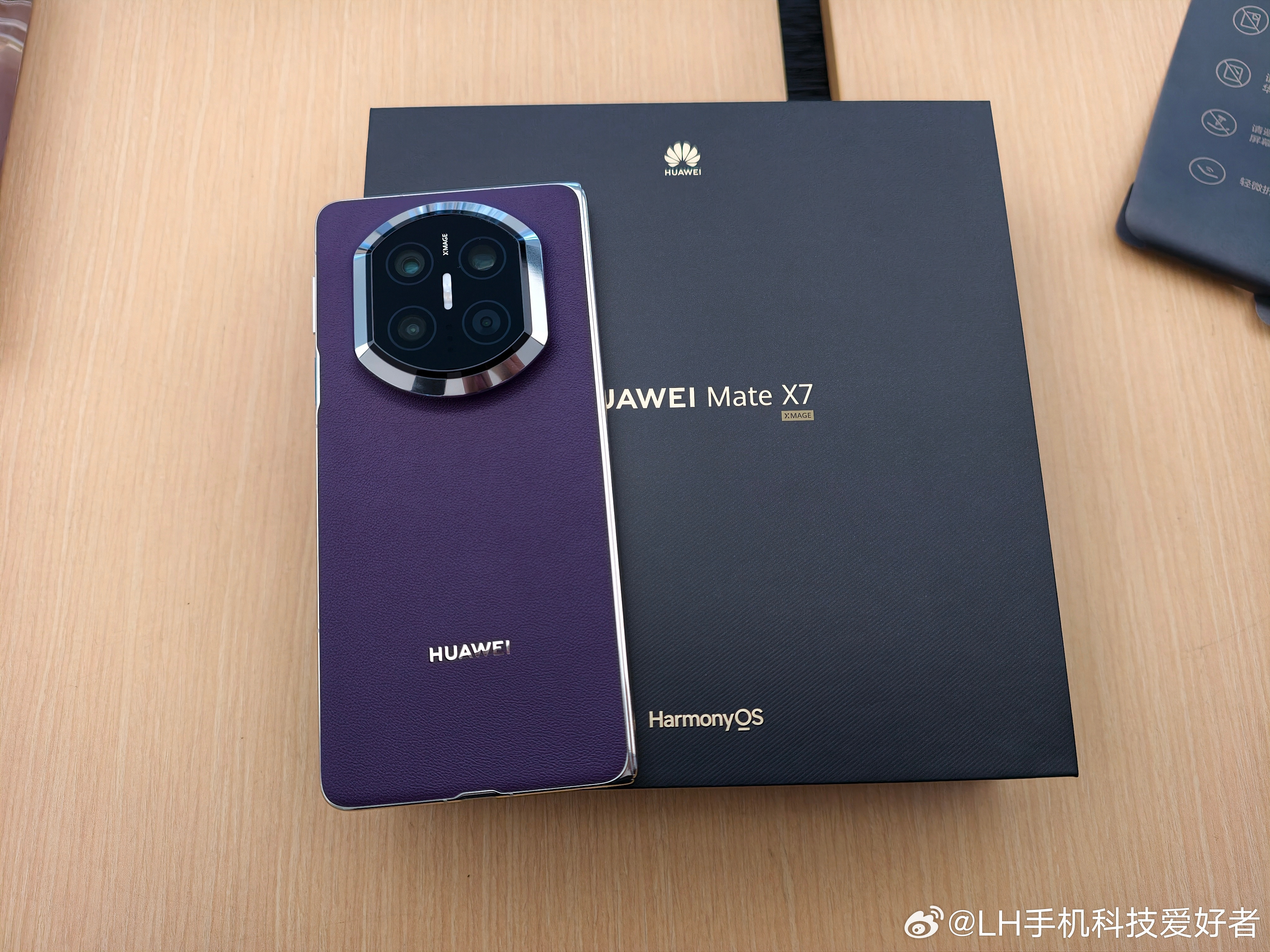 华为MateX7真机实拍，外屏是曲面设计，手感还是可以的，厚度和重量在折叠屏手