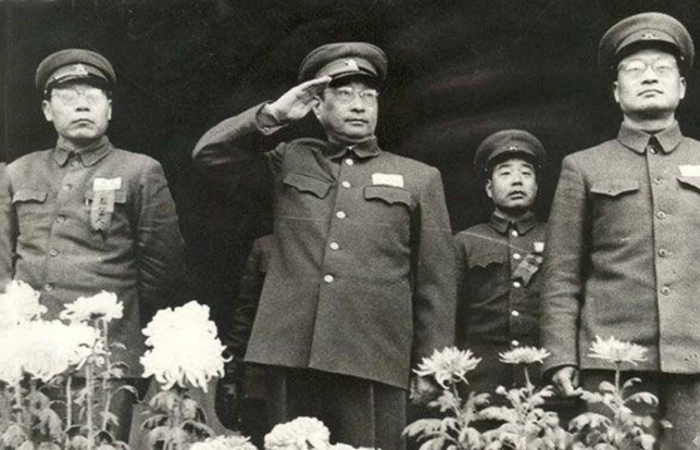 1955年授衔的时候，陈赓其实心里挺没底的，他战功显赫，却卡在了一个硬杠杠上,红
