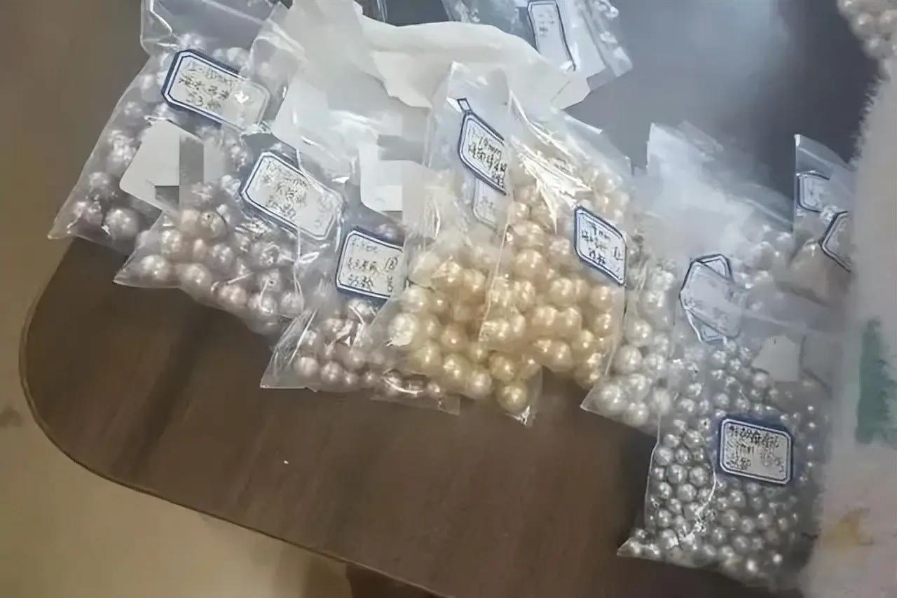 浙江诸暨一家做珍珠首饰的商户，半年时间接连丢货，各类名贵珍珠首饰断断续续变少，账