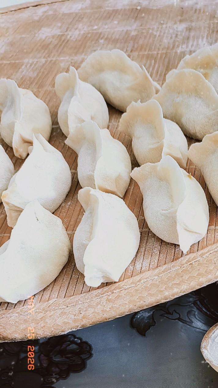 今天中午包饺子，爱吃就是美食。饺子可以多种馅，素的肉的都好吃。