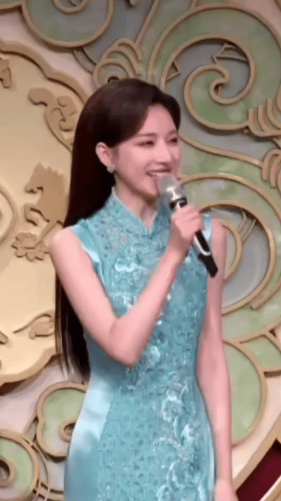 马凡舒好明媚一张脸 每年看春晚，一看到马凡舒的笑就觉得心里暖暖的，是熟悉的过年的