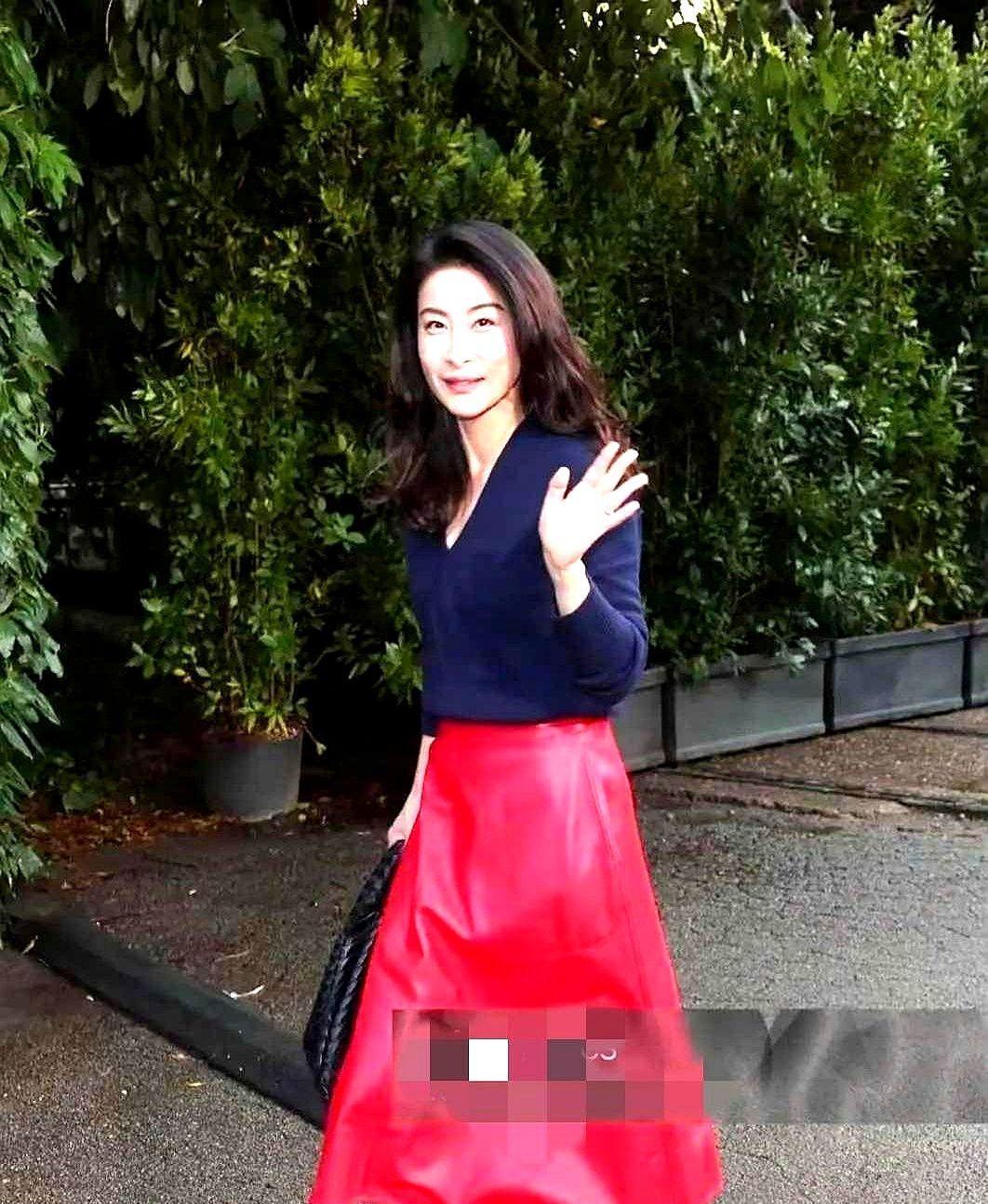她没戴一件珠宝，全场却都盯着她看。米兰时装周的聚光灯，没打在满身Logo的明星
