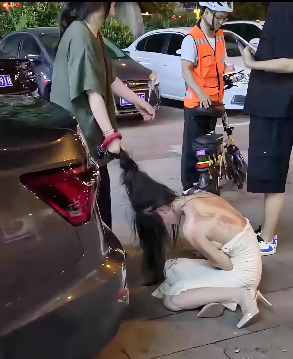 原配不收拾自己的男人，而是在大街上手撕小三。原配应该牢牢地掌握家庭的财富，
