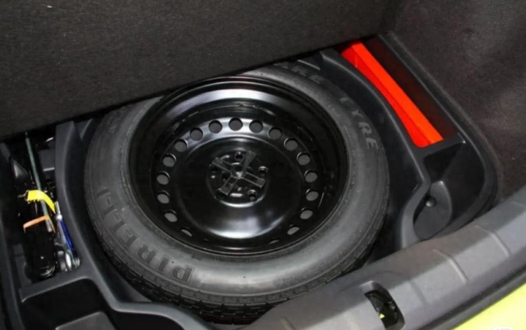 提新车那天，我掀开后备箱垫子，愣住了。备胎槽是空的。就一瓶补胎液，一个打气泵。