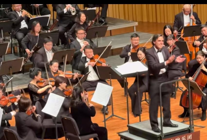 河南主帅多才多艺！海港主帅要跟上！我看到这是一场交响乐！河南主帅拉莫斯正在指挥乐