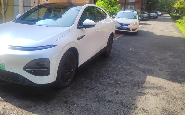 小鹏g625科技摇啊摇震啊震开了一个月，必须给小鹏点赞。以前开油车都不知道北