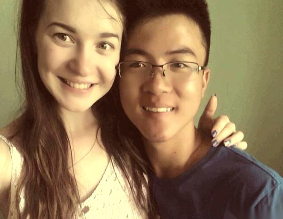 战争爆发，乌克兰姑娘吓坏了，她那个中国打工仔老公就说了一句话：“别怕，我是中国