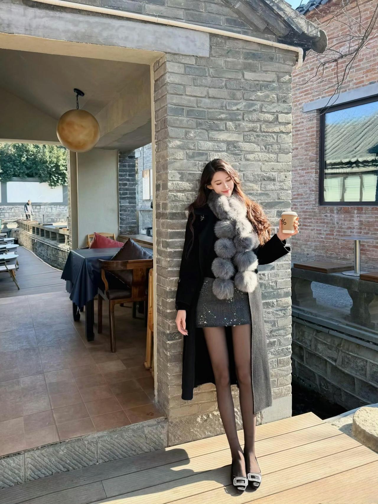 这套穿搭把“贵气精致”拿捏住了！黑色大衣+毛绒围巾的组合保暖又有质感，亮片短裙和