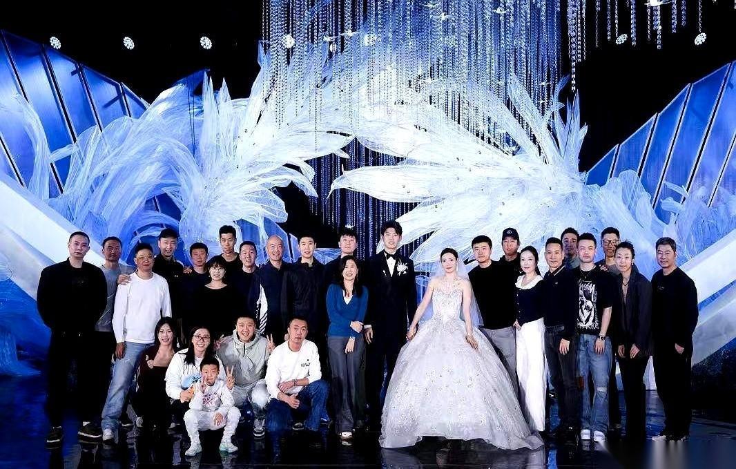 黄雅琼结婚，结果现役队友几乎都没去。网上炸了锅，一堆人猜是不是队内关系不行，是