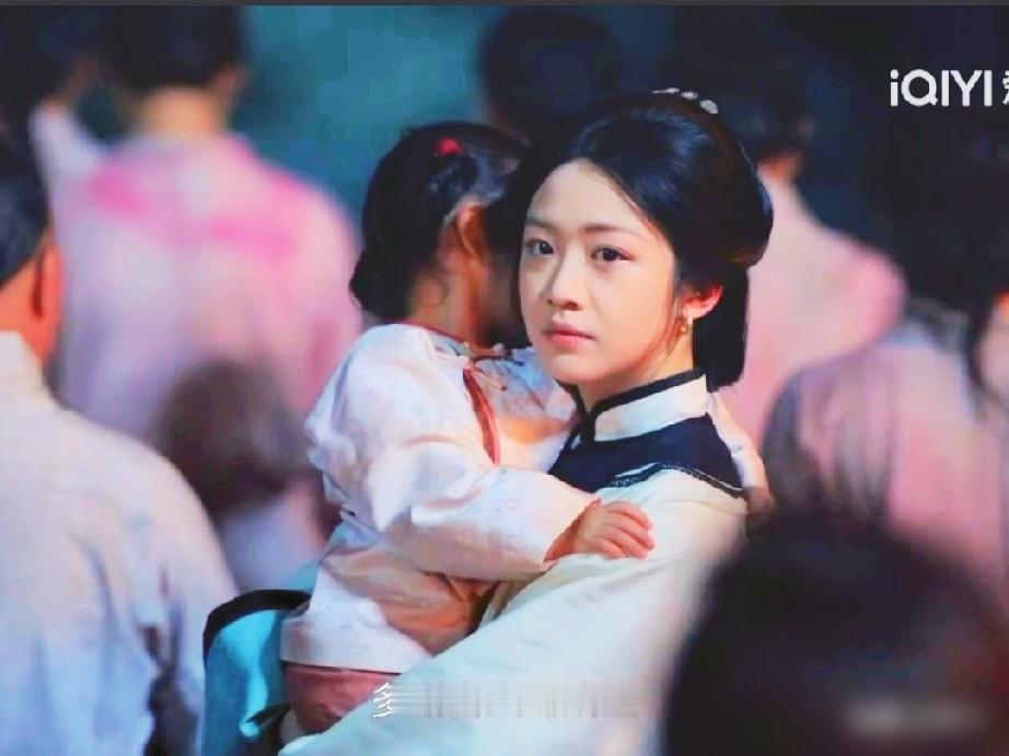 《大生意人》白依梅走了带着女儿一起乘船走的，随行的还有被李成用命换回来、