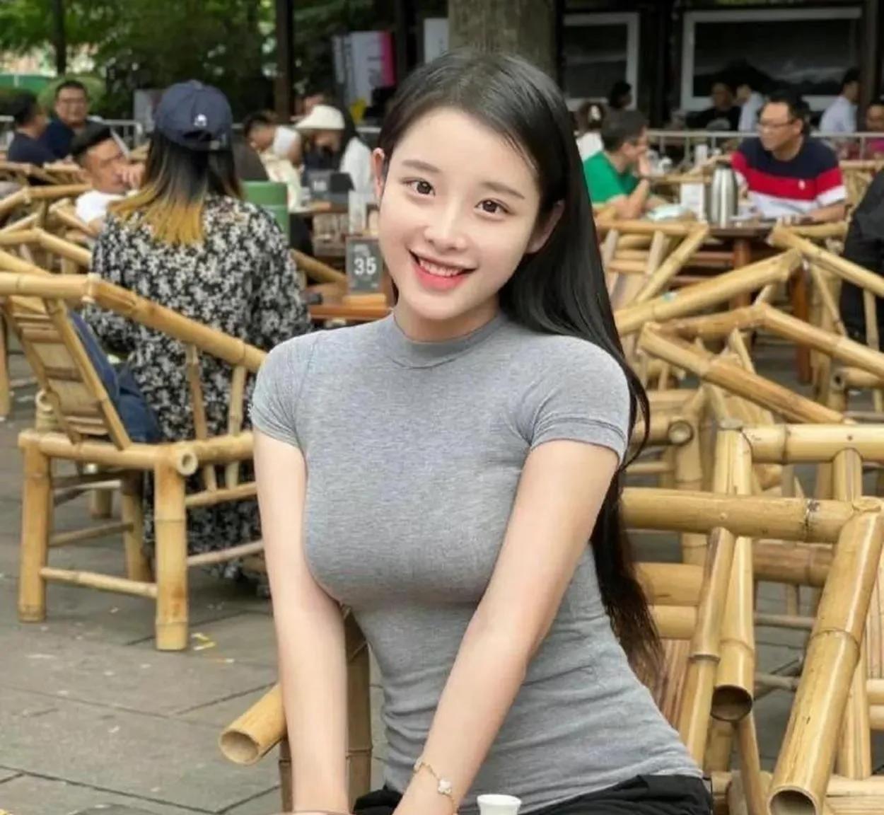 28岁那年，遇到一个姑娘。不甚漂亮，学历不高，农村家庭出身，一个妹妹，一个弟弟。