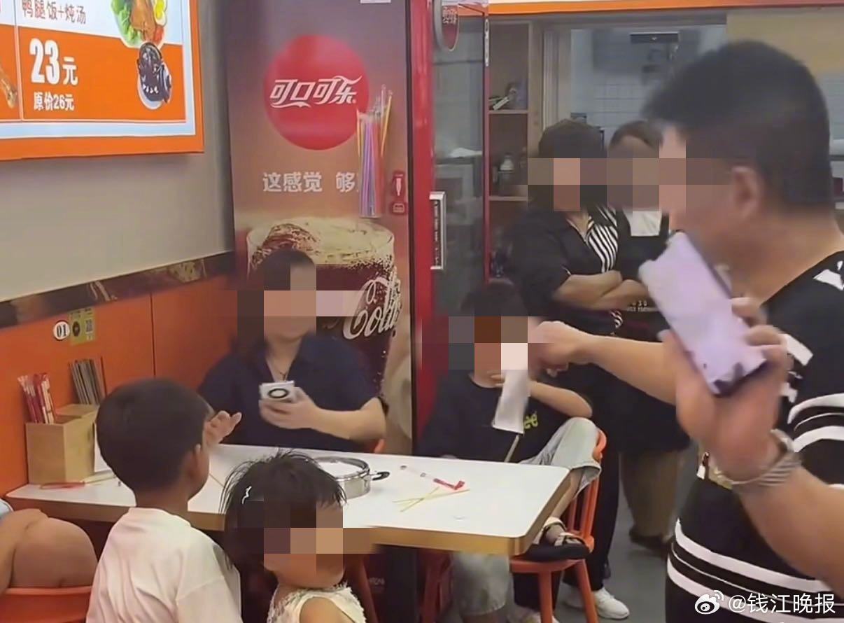 【“女子带多名孩子点一碗面多次续面”引争议，老板：将重新调整规则】#老板说无法接