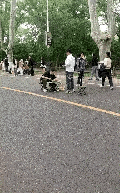 真不知道黑子男子是怎么想的，不怕被人笑嘛