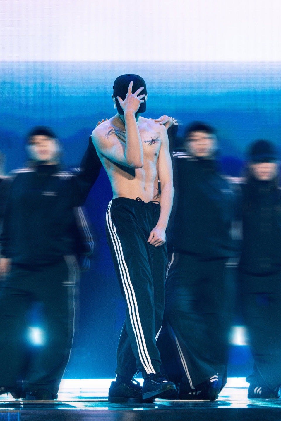 王鹤棣给每个嘉宾都留了时间唱个人曲这不仅是一份慷慨，更是对舞台和音乐的深刻理解