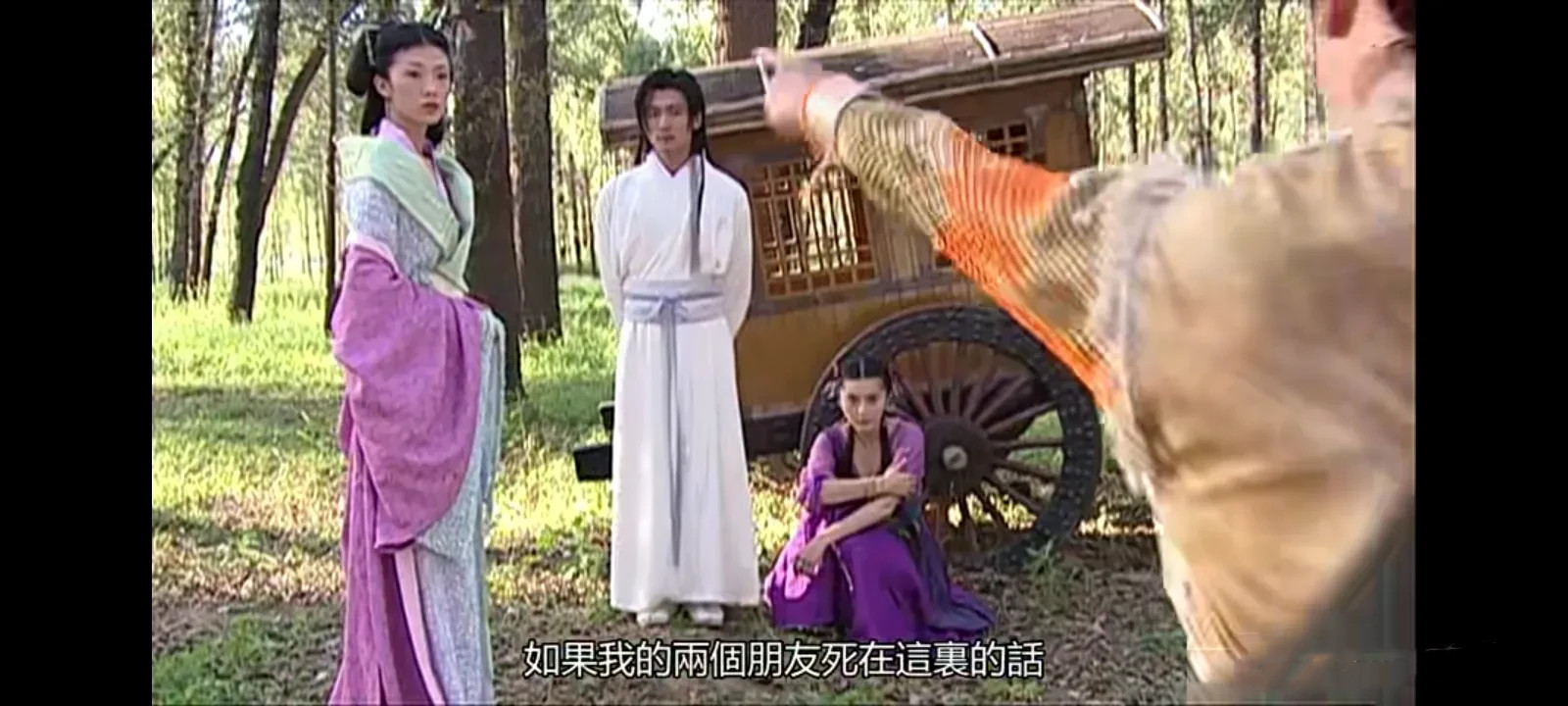张卫健的表演：第一个，先用手指人，然后再一口气说一大串台词，嘴巴一直说，