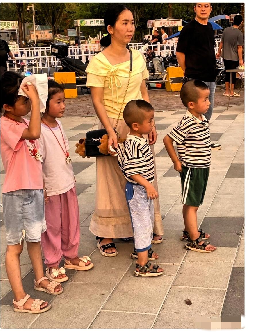 你愿意生四个孩子吗？我遇到这位妈妈带着四个孩子逛街，非常的吃