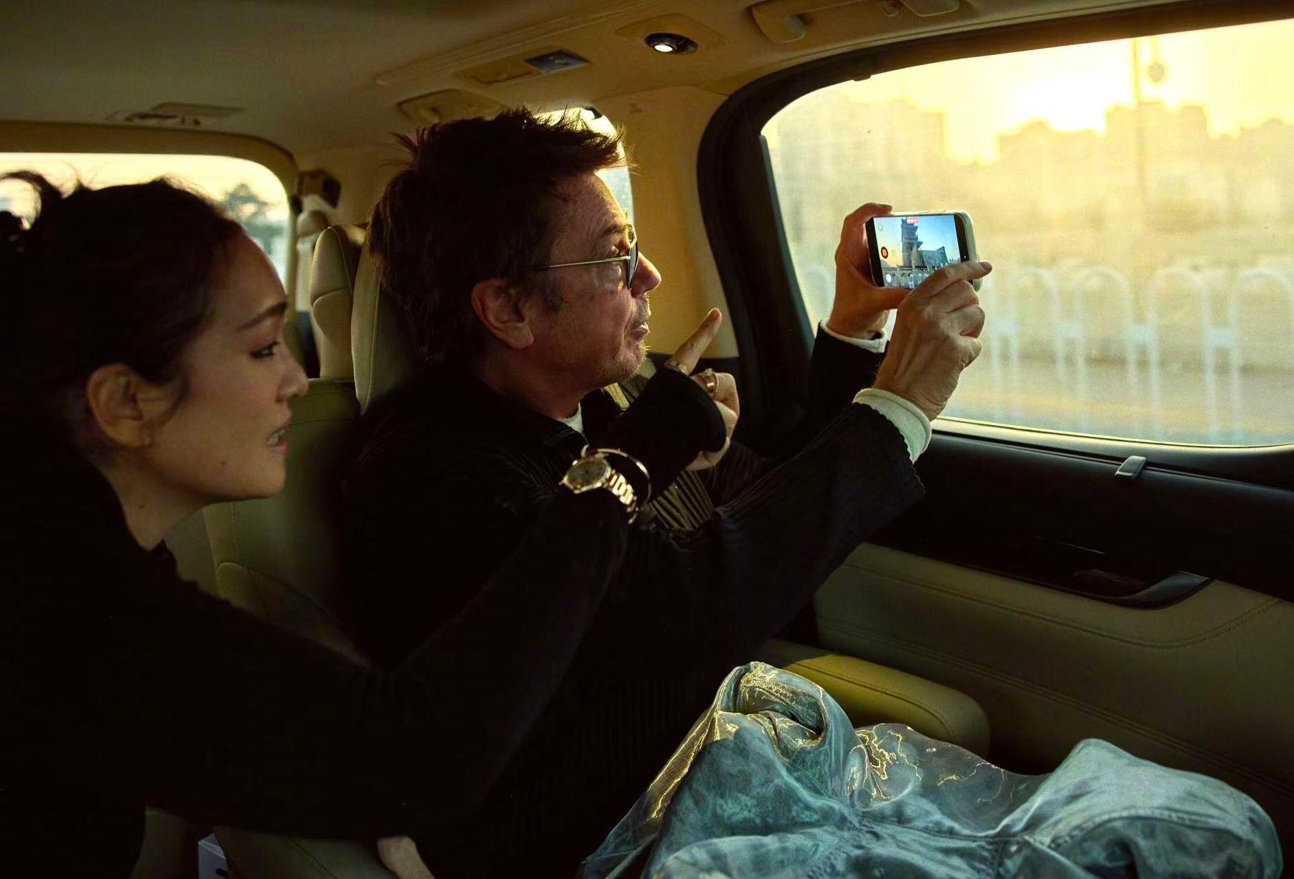 77岁的法国音乐家让·米歇尔·雅尔分享了他与妻子巩俐的冬日北京中轴线之