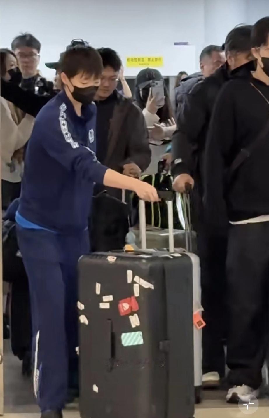 王曼昱跟随国乒团队一起到达海口。到了机场，王曼昱还在行李提取处坐着等待拿到自己