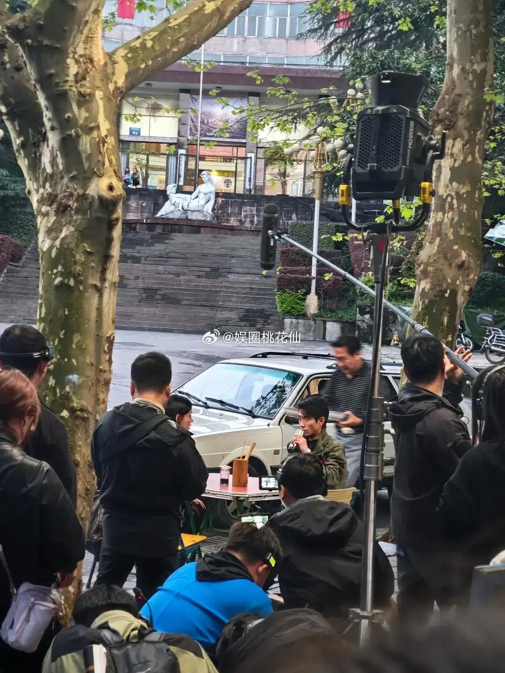 张一山重庆拍戏被偶遇，本人比电视上更帅，痞帅气质拉满，就是看着太瘦了，身形单薄，