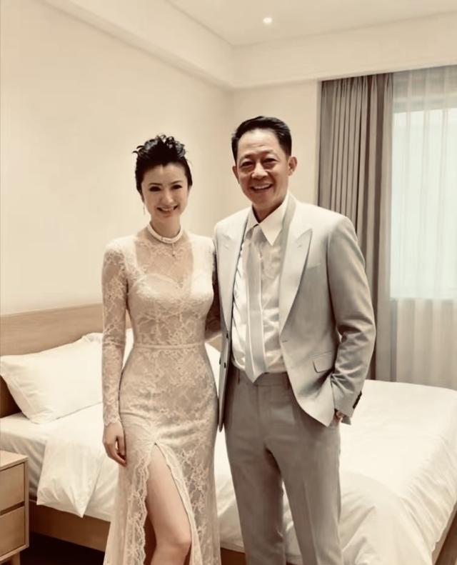 2008年4月1日，王志文于上海与女企业家陈坚红步入婚姻殿堂，陈坚红原本秉持不婚