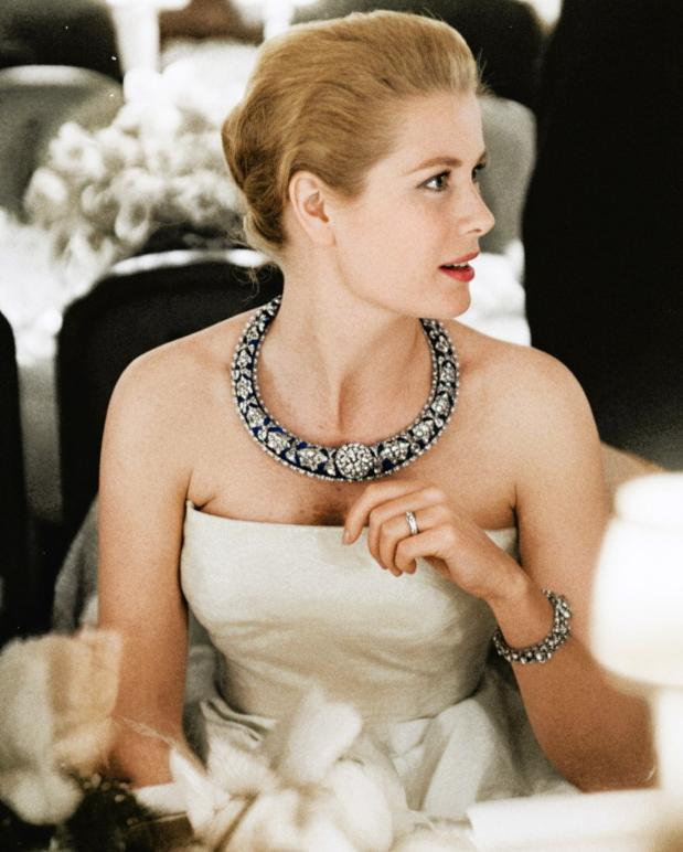 红颜薄命，英国威尔士亲王妃戴安娜和摩纳哥王妃格蕾丝，两人都是车祸身亡。格蕾丝的