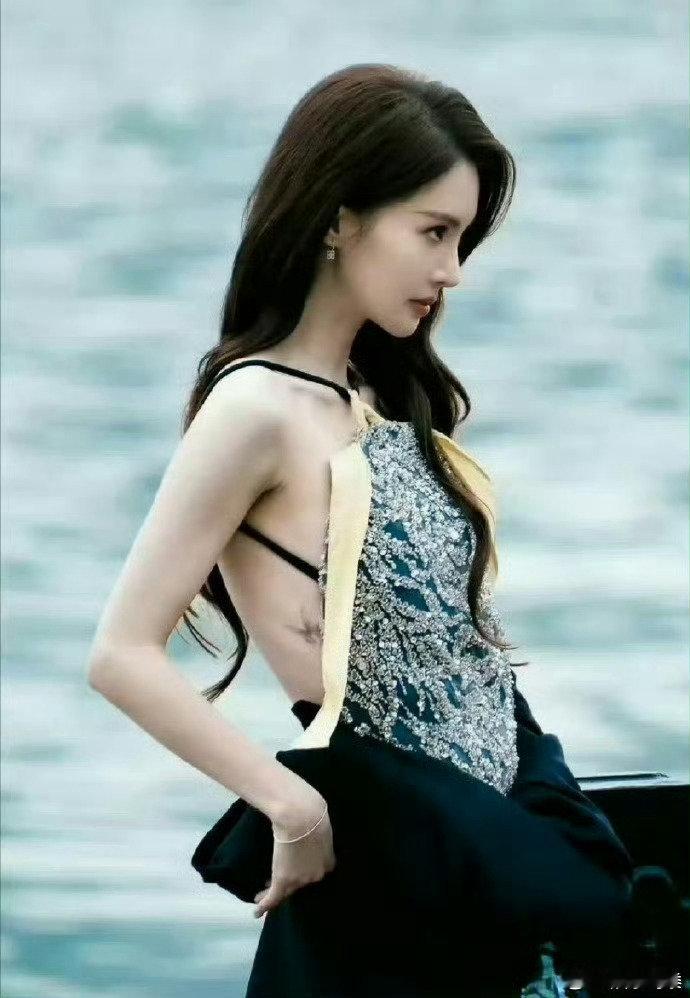 金晨毫不避讳她腰间的蝴蝶纹身谁说纹身的就不是好女孩​​​