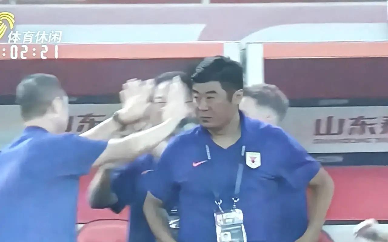 韩鹏算是找到克雷桑说明书了，就让他带球过中场，然后找人把球分出去，他现在传球水平