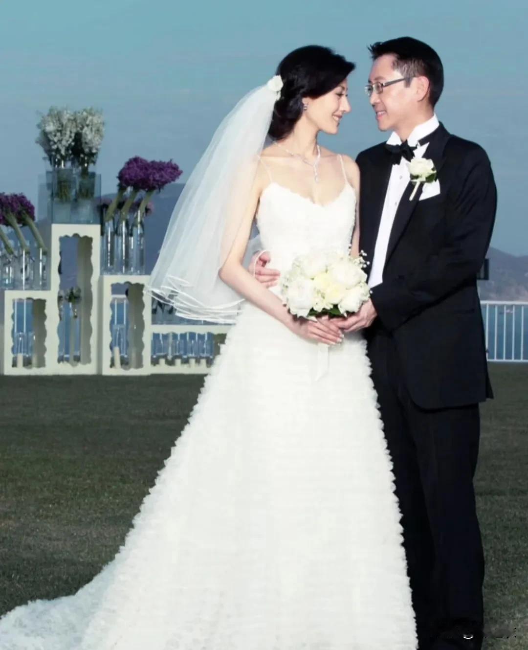 许晋亨不喜欢何超琼却很爱李嘉欣，但问题是许晋亨的父亲许世勋、母亲许简幸春对李嘉欣