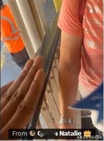 在英国伦敦的Harrow&Wealdstone火车站，一名男子故意站在楼梯扶