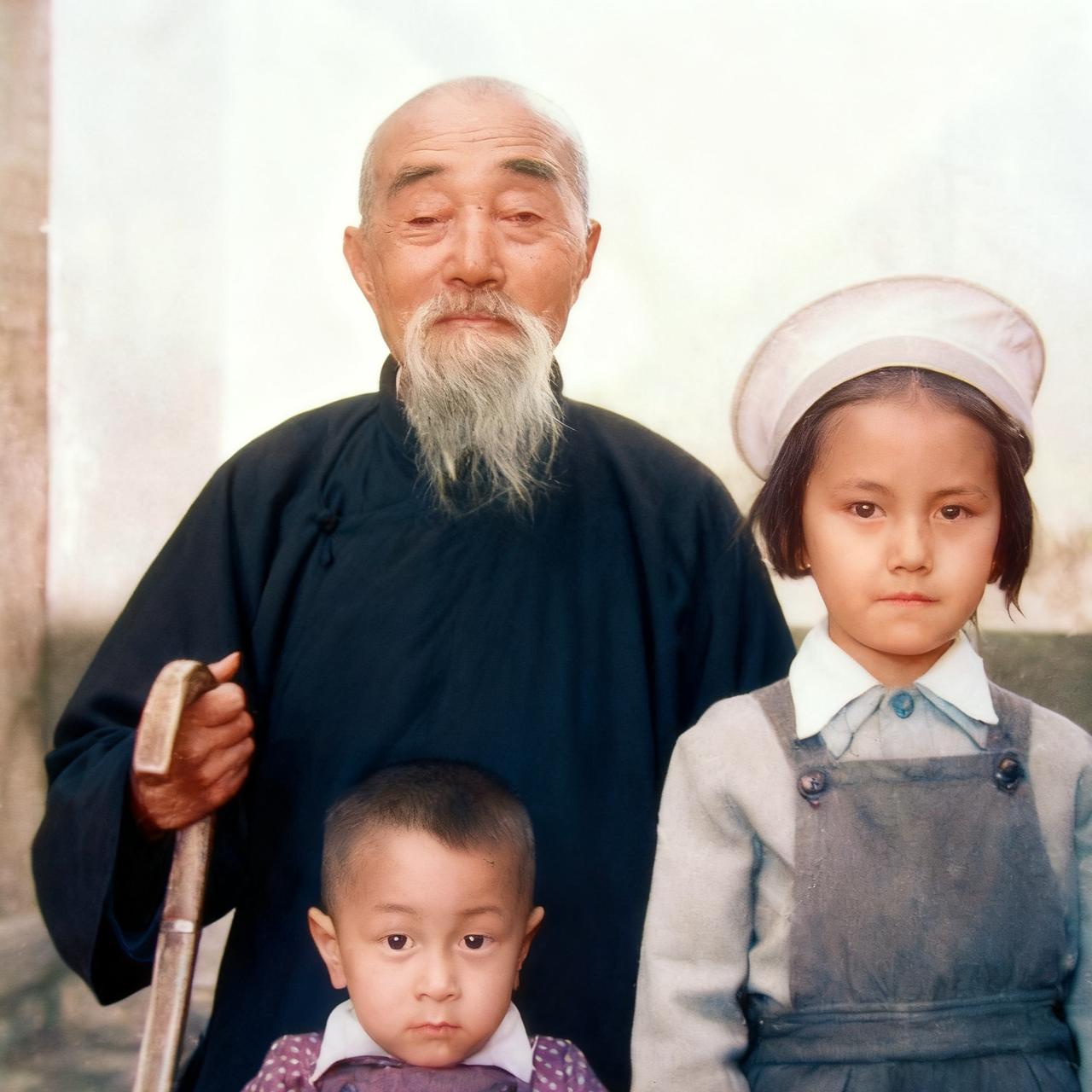 50年代，林帅父亲林明卿，一张罕见的留影，彼时他已迈入古稀之年，正坐在家门口的暖