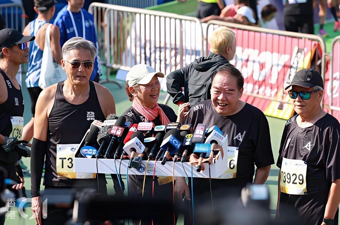 跑步不需要理由，保持年轻活力就是理由。70岁的周润发，79岁的刘江，76岁的鲍