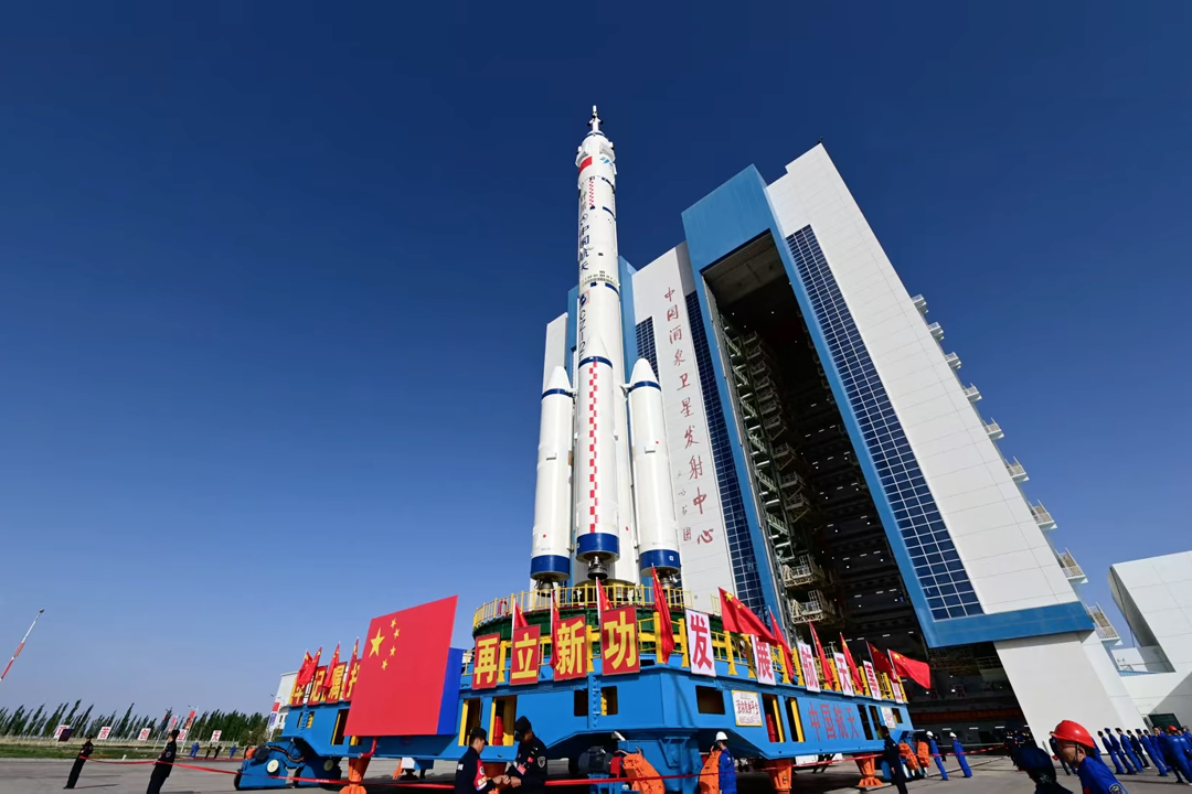 神舟二十三号乘组在轨已经超过4个月，上周又完成了一项很有意思的任务：把一批新设备送到空间站舱外接受真