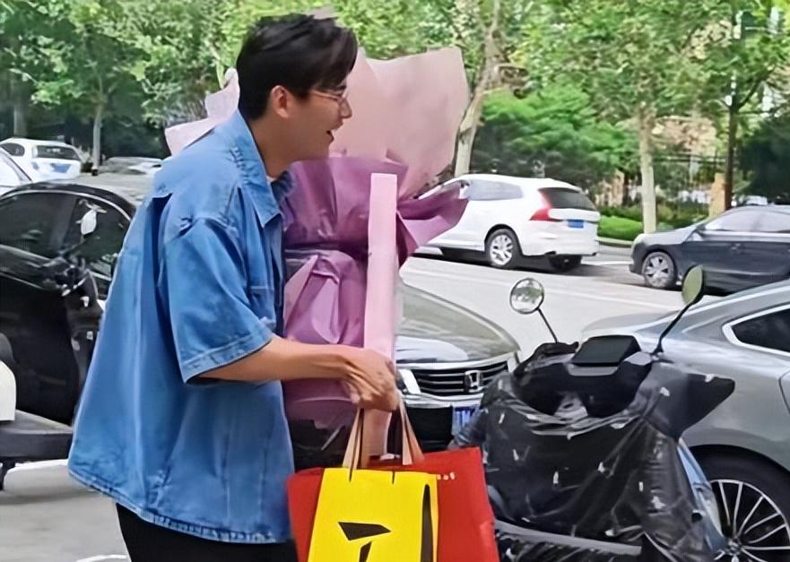 果然没嫁错！于晓光拎礼探望“容嬷嬷”，89岁李明启家细节太戳心！端午快到了，明