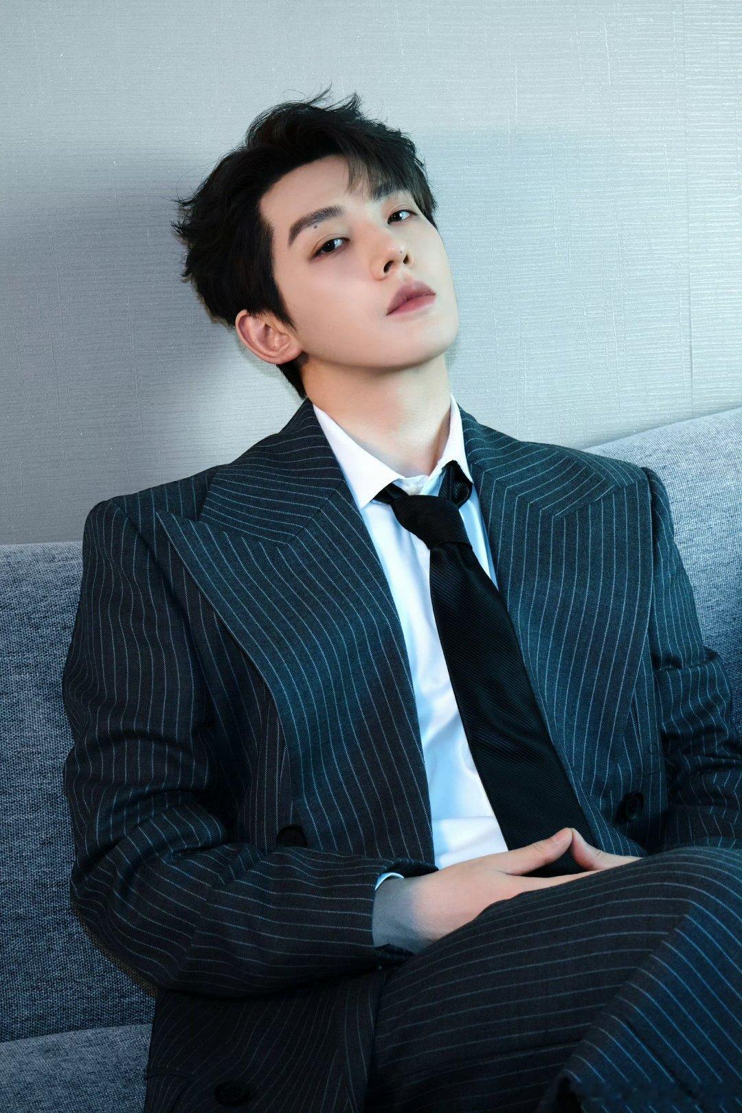 邓为央视跨年晚会造型出图，黑色条纹西装造型，正装的神