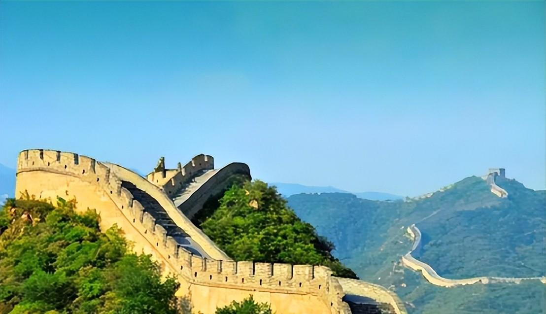 当年秦始皇一句罪在当代，功在千秋，纵使背上暴君之名，也要修建起万里长城。两种