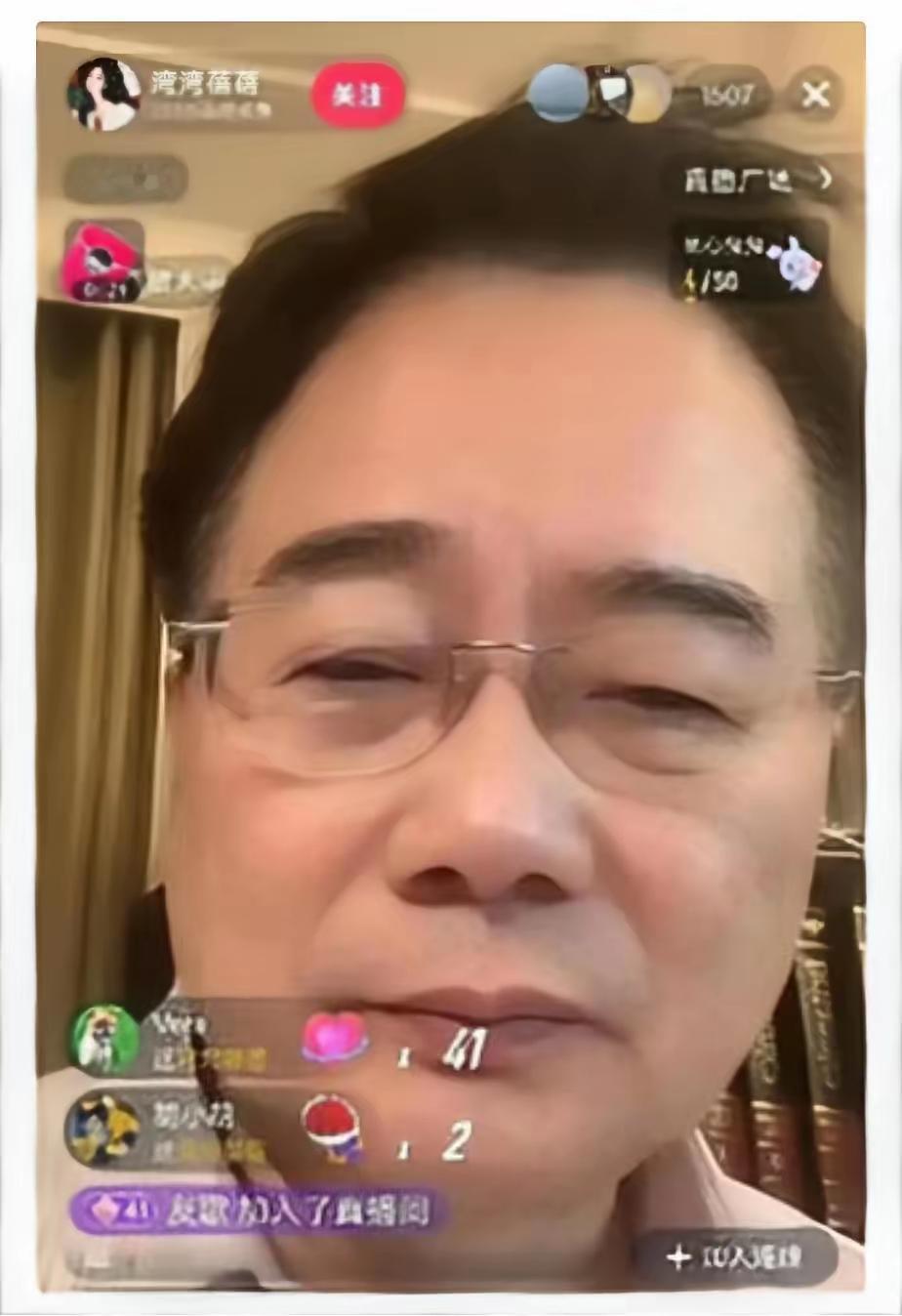 蔡正元正在直播内容，外甥女突然连麦进来，​急吼着让他“闭嘴”，称全家怕他惹祸