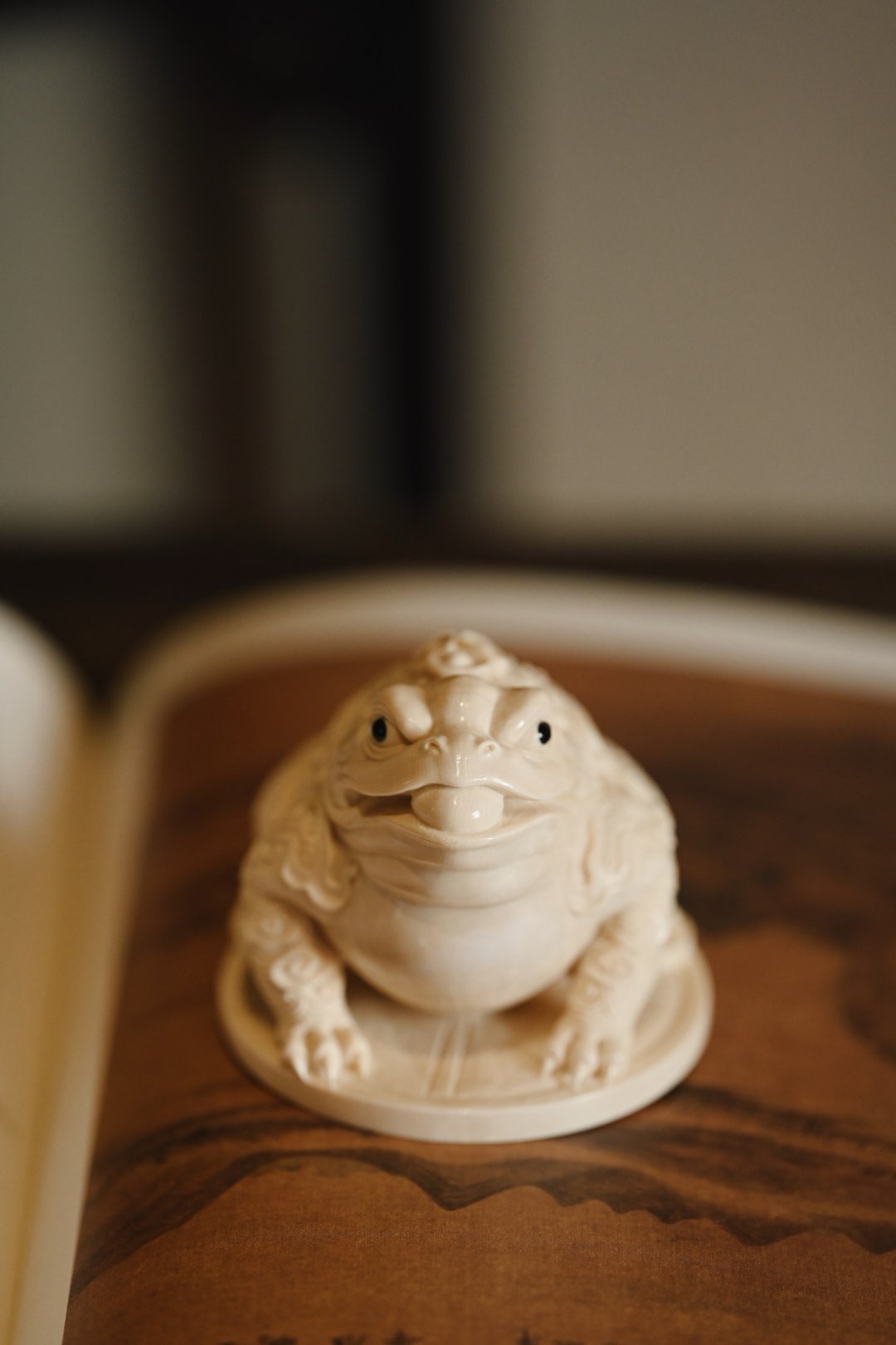 猛犸|招财进宝•金蟾择料细腻，雕刻金蟾体态敦实饱满，口衔宝珠，双目有神，周身